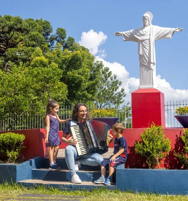Educadora e educandos em momento de convivência